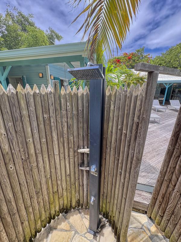 54.Location villa piscine Saint François Guadeloupe_Douche extérieure